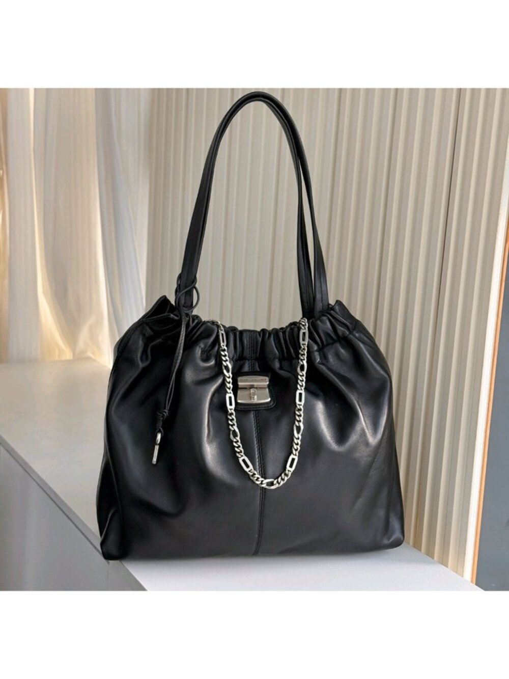 Marc Jacobs The Cristina Chain-Embellished Drawstring Leather Tote Black OS